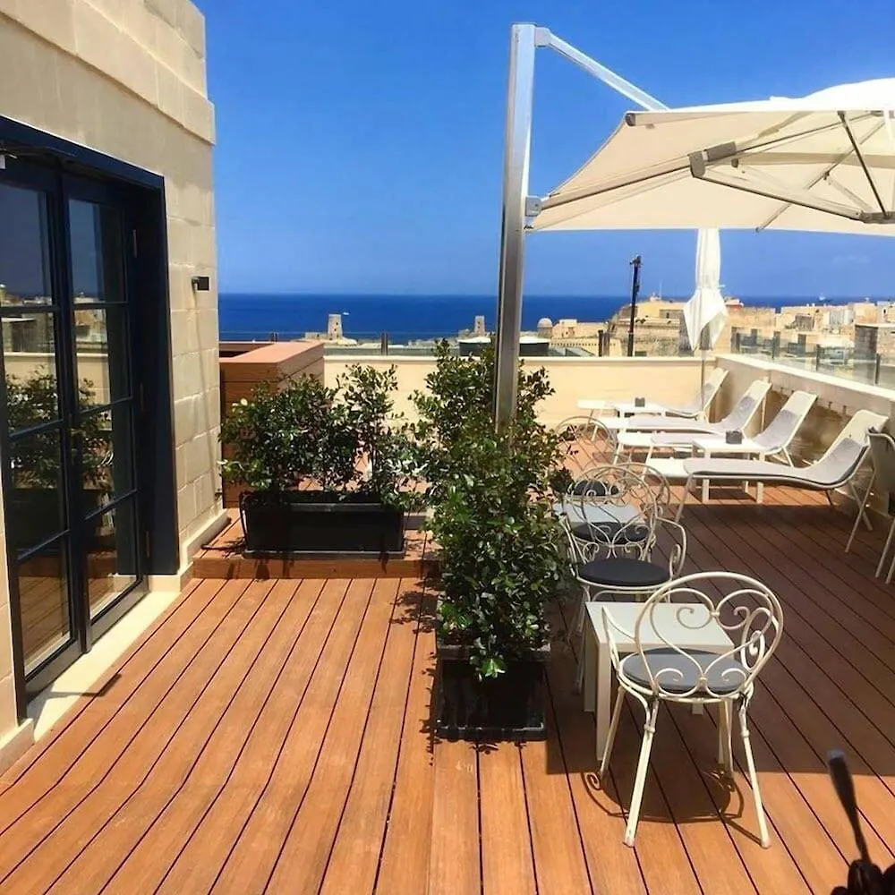 מלון ואלטה Palais Le Brun 4*,