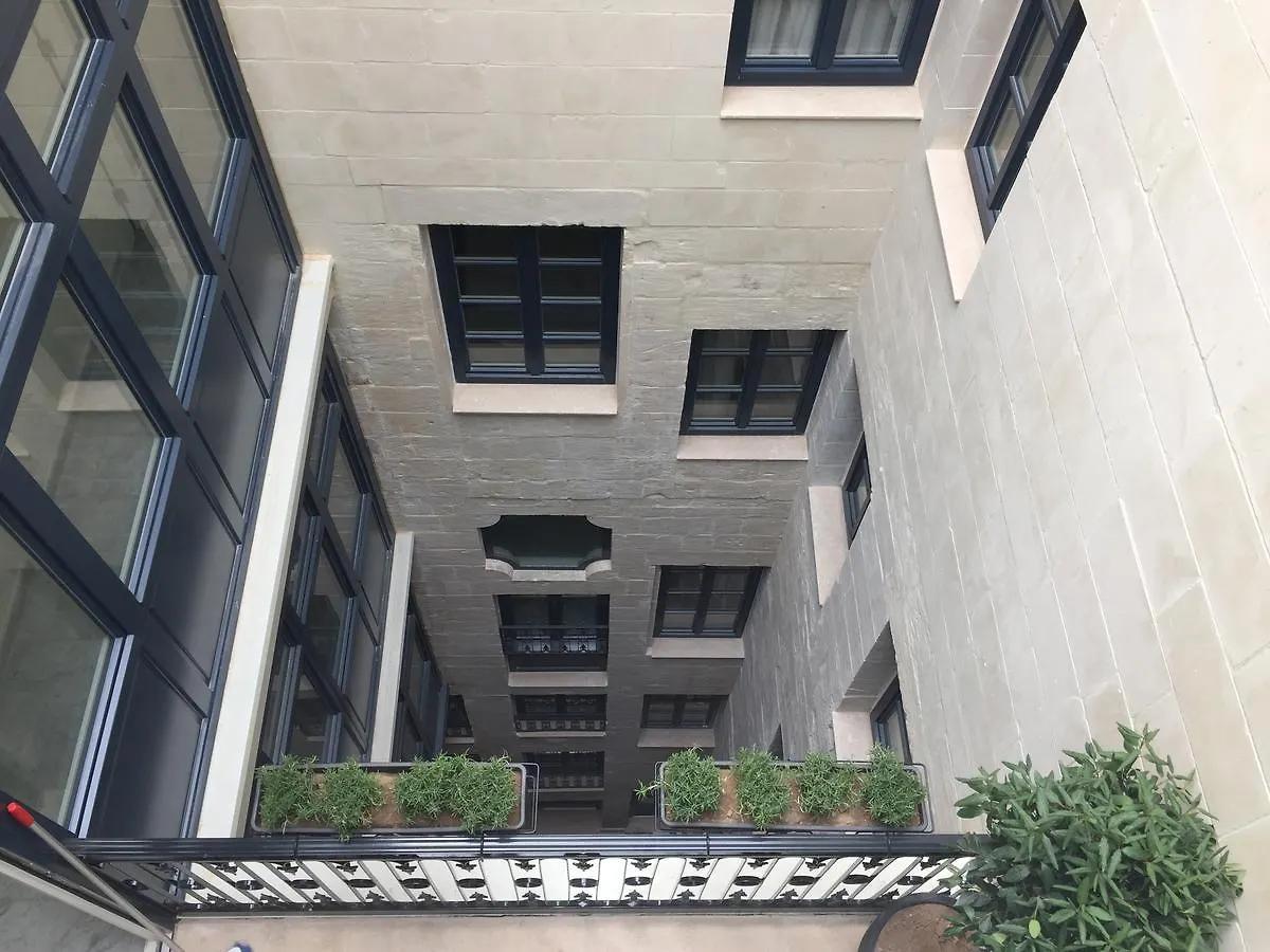 מלון ואלטה Palais Le Brun 4*,